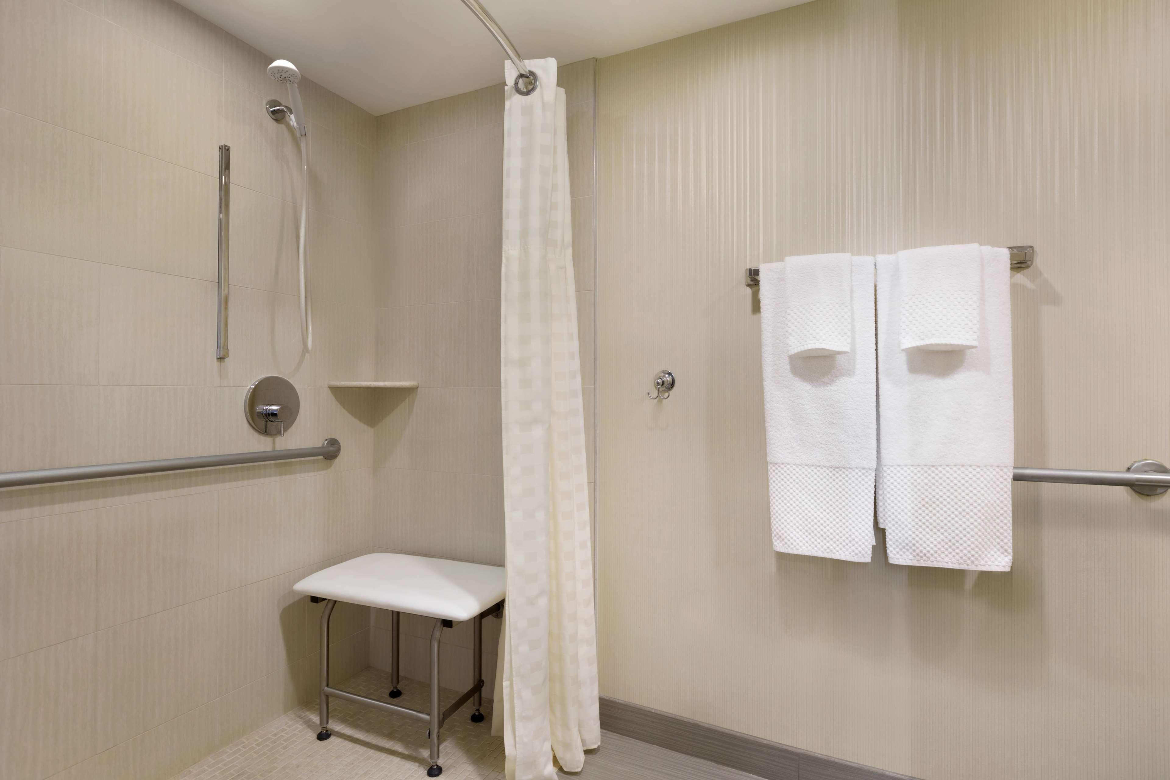 Embassy Suites By Hilton Piscataway Somerset Bagian luar foto