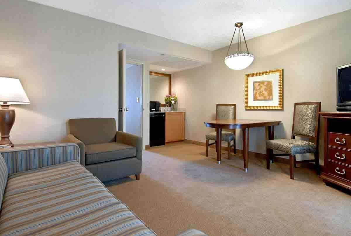 Embassy Suites By Hilton Piscataway Somerset Bagian luar foto