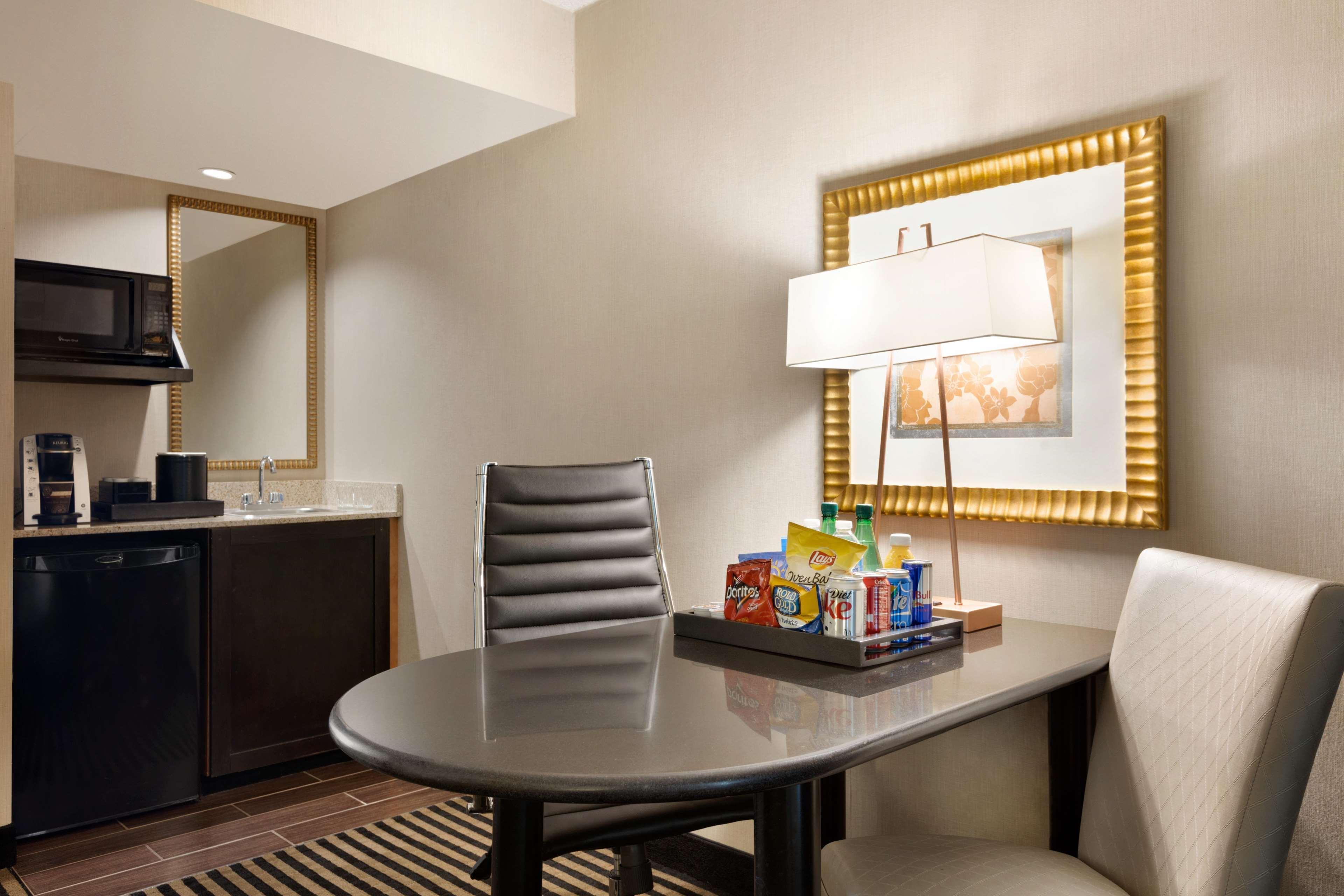 Embassy Suites By Hilton Piscataway Somerset Bagian luar foto