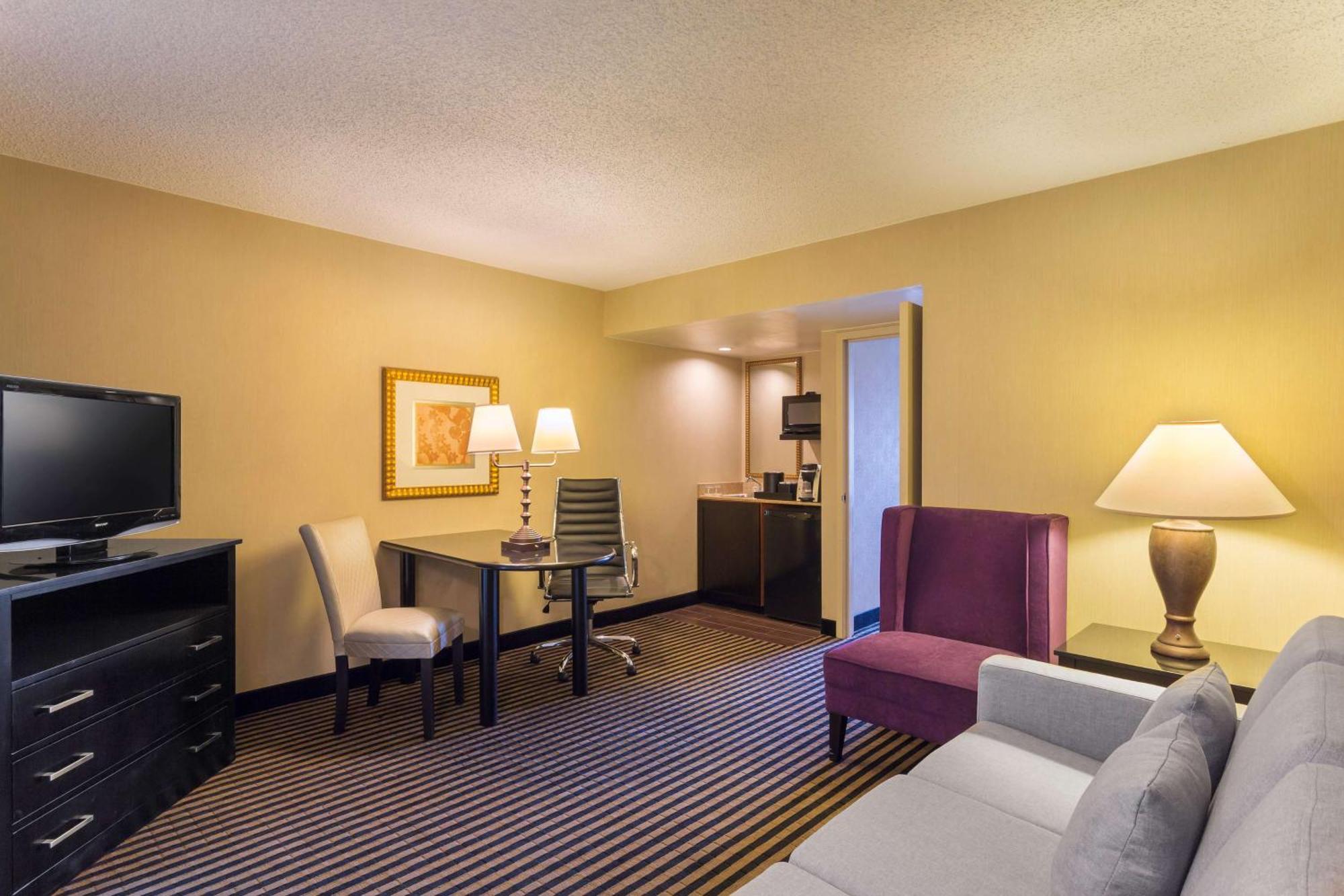 Embassy Suites By Hilton Piscataway Somerset Bagian luar foto