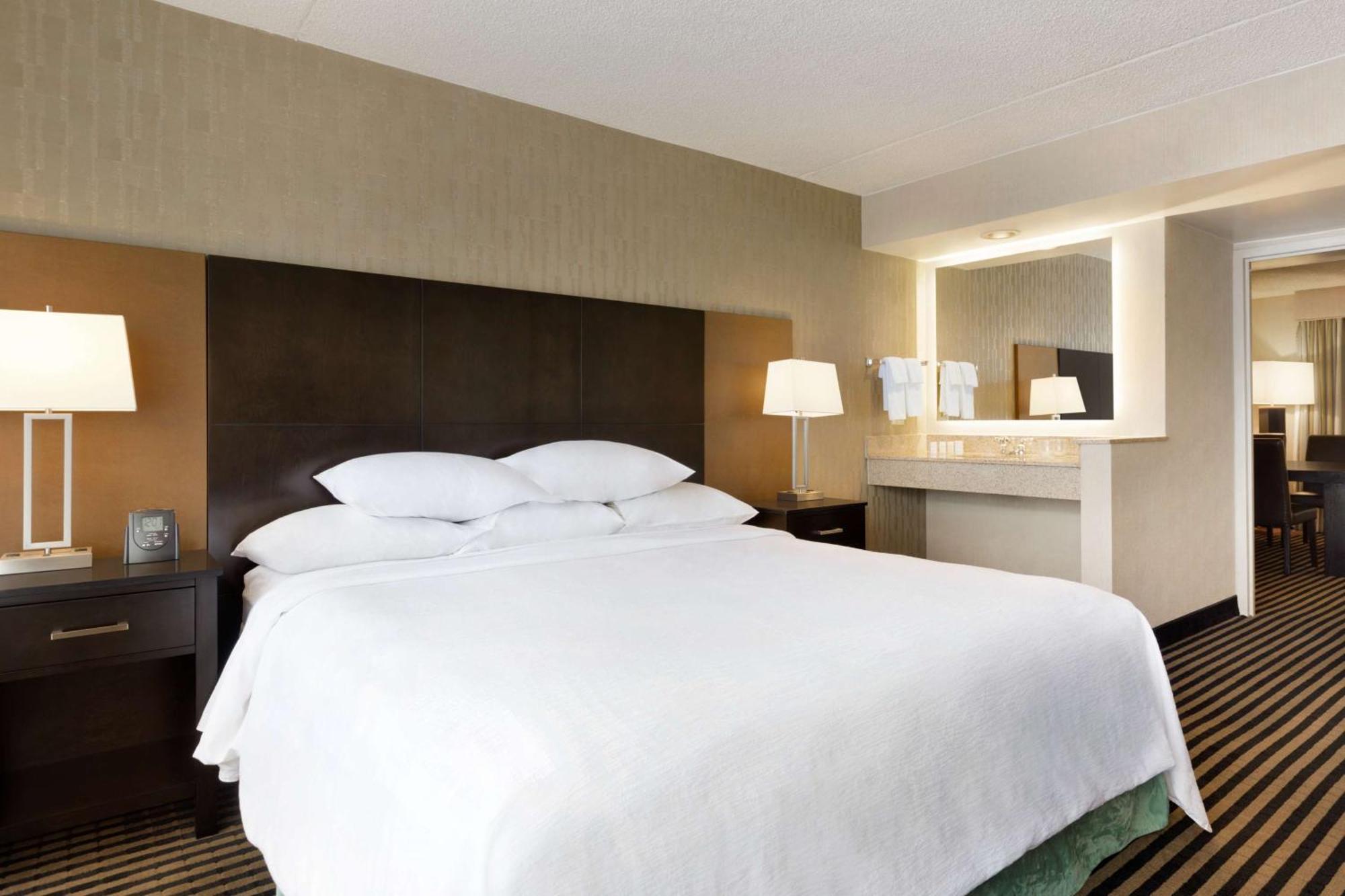 Embassy Suites By Hilton Piscataway Somerset Bagian luar foto