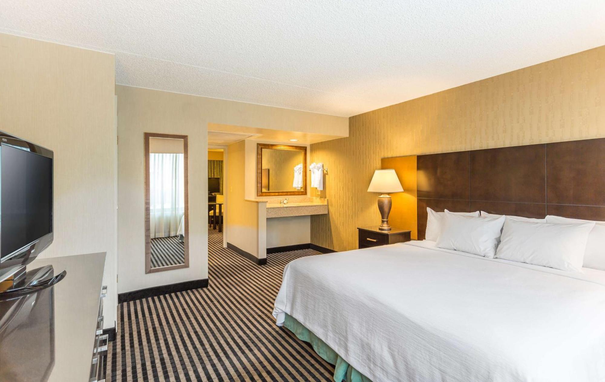Embassy Suites By Hilton Piscataway Somerset Bagian luar foto